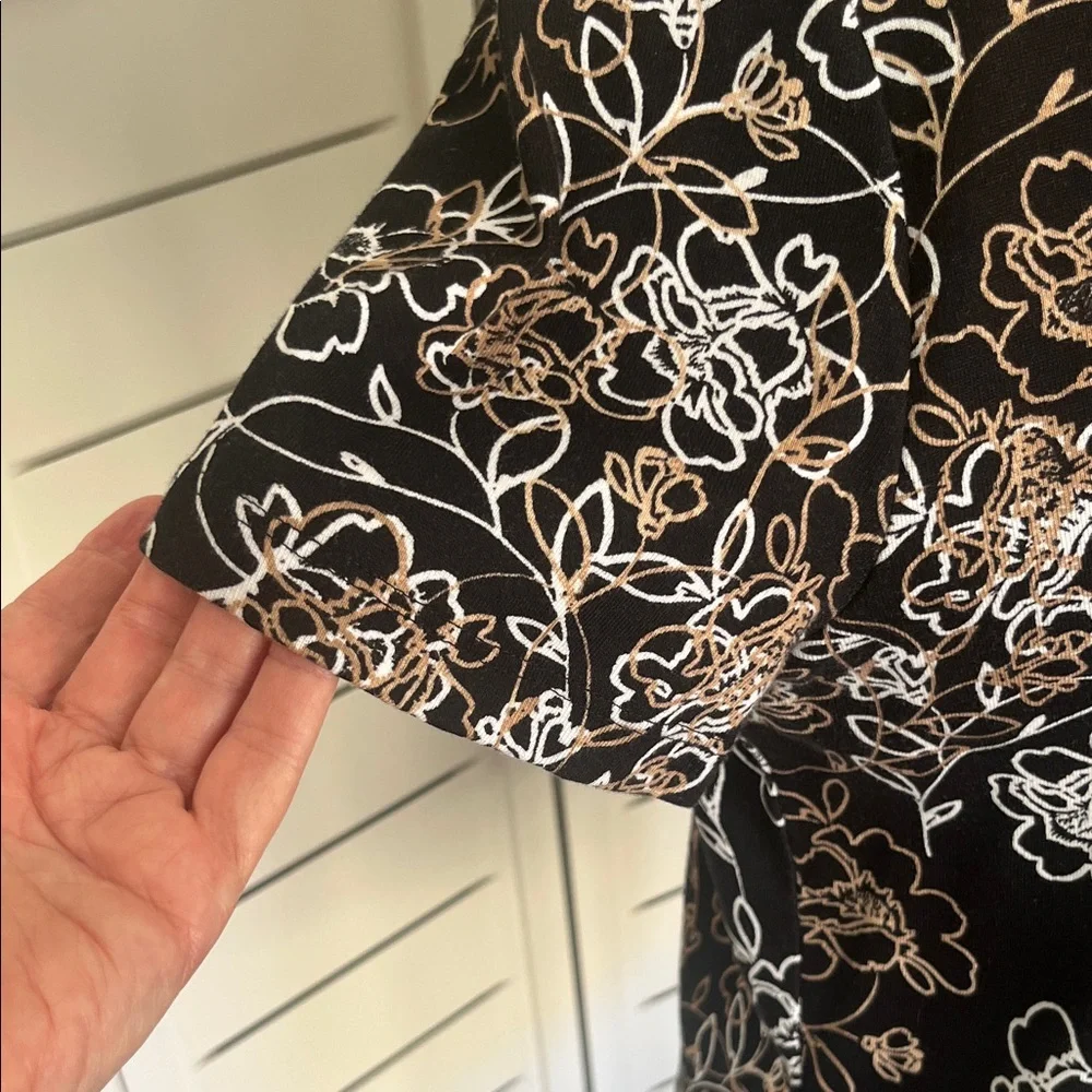 Chico's Black Short-Sleeve Floral Outline Tee Top Sz 1 - Picture 4 of 12